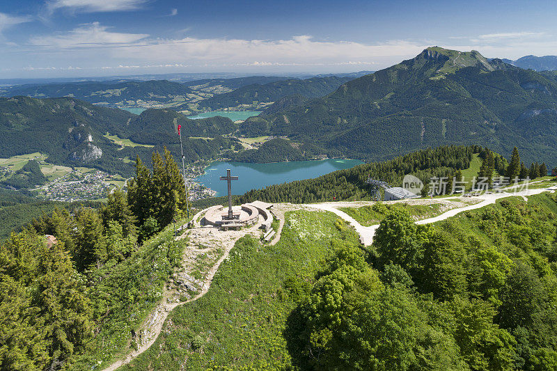 Zwölferhorn Summit Cross (Gipfelkreuz)与Wolfgangsee和Mondsee，奥地利阿尔卑斯山，圣吉尔根，奥地利